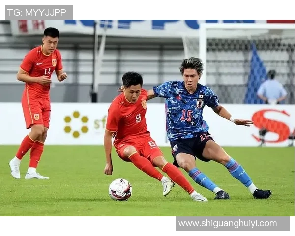 足球明星的甜蜜搭档与默契组合揭示他们背后的爱情故事与友情羁绊